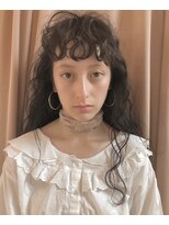 ベティ(Bettie)&nbsp;セミウエットな無造作パーマスタイル