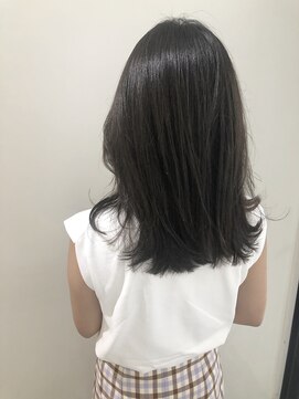 ネイヴィル(navile) ダークグレージュ×動きのあるミディアム