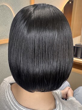 イゾラ(isola) 【isola】学割U24/ミニボブ/ショート/簡単スタイリング/中学生