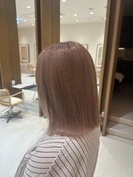 トリコ アヴェダ ららテラス北綾瀬(tricot AVEDA) ダブルカラー/ブリーチ/ピンクベージュ/切りっぱなしボブ