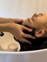 頭皮から髪全体までしっかり馴染ませ、優しくマッサージしていきます