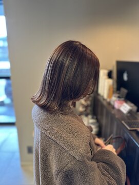 メゾン アヴァロ(Maison Avallo) 大人カワイイ外ハネピンクベージュロブ