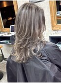 バレイヤージュ、バタフライレイヤーカット、グレージュ