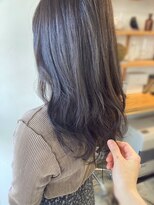 艶髪ラベンダーグレー　セミロングのふんわりカール