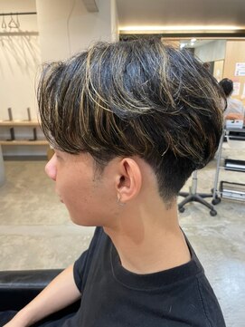 ヒュイル バイ ニアウ(Hwyl by Niau) メンズマッシュセンターパートスパイラルパーマニュアンスパーマ