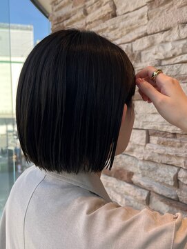 レナークアリア(LENAHC ARIA) 切りっぱなしボブスタイルストレートヘアアレンジ