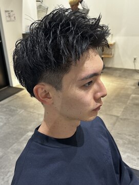 ヒュイル バイ ニアウ(Hwyl by Niau) メンズアップバングパーマニュアンスパーマショート刈り上げ