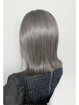 ミスグランディーヴィラス(Miss Grandee VILLAS) 切りっぱなし外はね/ダブルカラーグレージュ/ツヤ大人ボブ