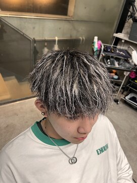 イーラ(era) メンズパーマホワイトメッシュ縦落ちツイストマッシュ