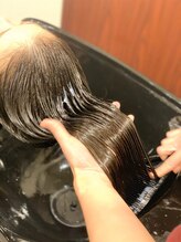 毛髪内部のCMC(毛髪構成成分)脂質層を補修し、うるおいを逃がさないヴェールを髪に作ります。