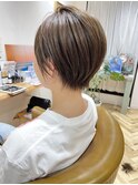 オン眉ショート　ナチュラルレイヤーシフォンベージュ耳かけボブ