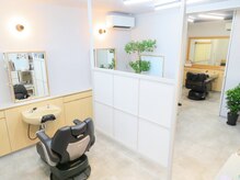 コロレ(COLORE)の雰囲気（半個室の床屋ブース、奥の扉が閉じて完全個室になるエステブース）