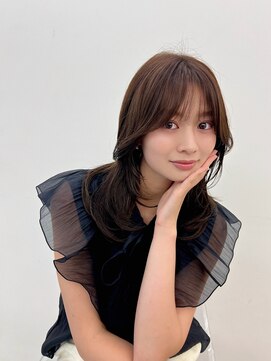 ヒュー 広島(HEW) 大人かわいいレイヤーカットグレージュヘア20代30代