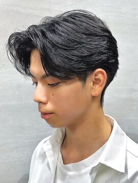 トゥイン 八王子(TWIN) 刈り上げセンターパートフェザーパーマブルーブラック八王子