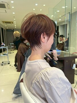 earthショートレイヤーボブミルクティー丸みショートボブ