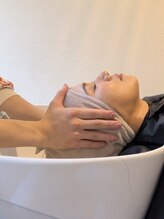 温かいタオルで頭皮を包み込み、毛穴の奥までしっかり浸透させていきます