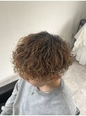 波巻きパーマ　茶髪金メッシュ