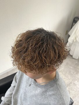 ブースト(BOOST) 波巻きパーマ 茶髪金メッシュ