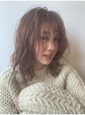 春ピンクベージュ×抜け感大人可愛いミディアムレイヤー
