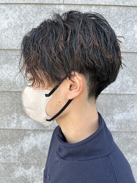 ヒュイル バイ ニアウ(Hwyl by Niau) メンズマッシュパーマセンターパートパーマニュアンスパーマ