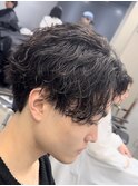メンズミディアムパーマセンターパートウルフカット縦落ちパーマ
