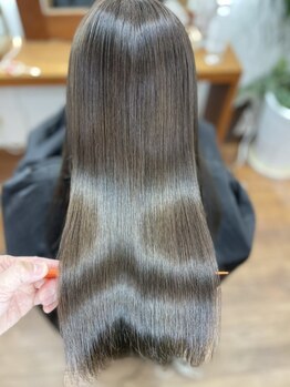 イリス 茨木店の写真/【自信が持てる後ろ姿】オーダーメイドシステムでダメージを最小限に抑え、地毛のようなナチュラル質感を。