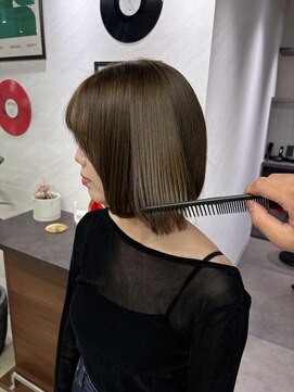 トーン(tone) オリーブベージュ×首が綺麗に見える前下がりボブ