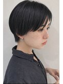 小顔 黒髪 パーマショート 暗髪 前髪あり ハンサムショート
