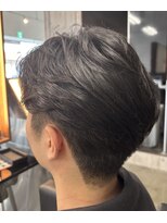 ディシェーレローブ(die Schere Lob)&nbsp;癖を活かした大人センターパート