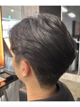 ディシェーレローブ(die Schere Lob) 癖を活かした大人センターパート