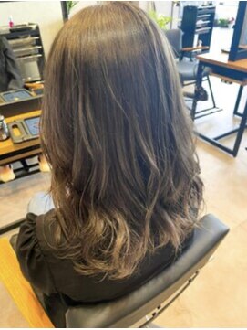 アチーブリス(achieve Liss) 柔らかゆるふわウェーブロング 立体感グレージュカラー