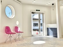 ポップなインテリアと自然光もちょっとしたアクセントに。