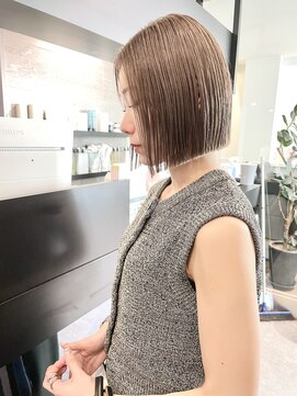 ケンジ 横浜(KENJE) 切りっぱなしボブ/ミルクティーベージュ/ブリーチカラー