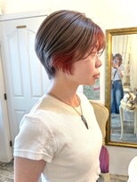 ティアナ(Tiana) ショートスタイルにさり気ないデザインカラーを.