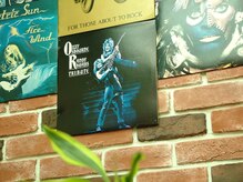 ランディ Randyの雰囲気（壁一面には懐かしいレコードジャケットが飾ってあります！）