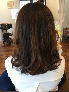 アンプレヴーアジュテ(Impre'vu ajoute) 重×軽な毛先が揺れる今どきセミディ