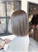 大人可愛いミディアムストレートハイトーングレージュ