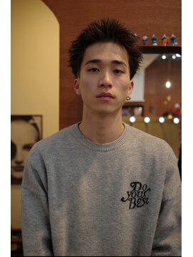 エディ(Edy) スパイキーショートテーパーフェードピンパーマ眉毛カット