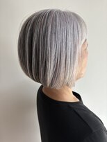 ナップヘアー(nap hair)&nbsp;白髪ぼかしハイライト×シルバーグレーボブ
