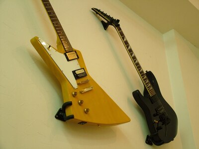 壁には本物のギターが飾ってあります♪