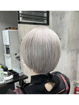 アンダーバーホワイト 京橋店(_WHITE) ホワイティーカラー×ショートボブ