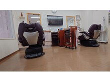 いじま理容館の雰囲気（椅子の間もゆったり広々としてくつろぎの時間を提供します）
