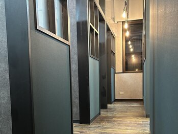 ロックス ヘアー ギャラリー(Rocks hair gallery)の写真/【神田駅徒歩1分】半個室完備が嬉しい♪美容室が苦手な方も周りの目を気にせずゆっくり寛げる☆