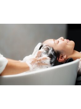 美しく健康な髪は頭皮から。理想の美髪を実現するため、頭皮ケアを始めてみませんか？