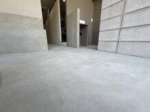 ビーリアン(B-LIEN)の雰囲気（ガラス張りの店内は陽の光が入りとっても気持ちいい空間に。）