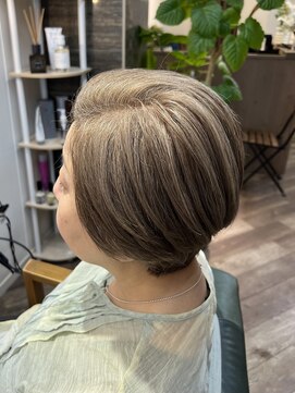 ソエル(Soell) 三宮 白髪ぼかし 脱白髪染め ショートボブ ミルクティー くせ毛