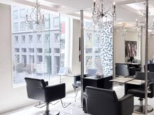 エアー 神戸(AIR)の雰囲気（全面ガラス張りで光がたっぷり差し込み明るく開放感あふれる空間）