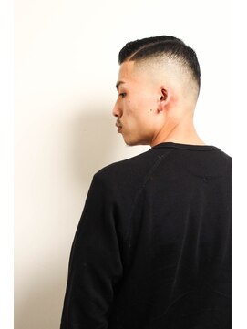 メリケンバーバーショップ フクオカ(MERICAN BARBERSHOP FUK) サイドパートショートフェザーマッシュワイルドアップバングb3