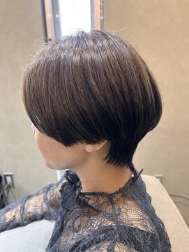 アルウ(Aru) くびれショート×白髪ぼかしカラー