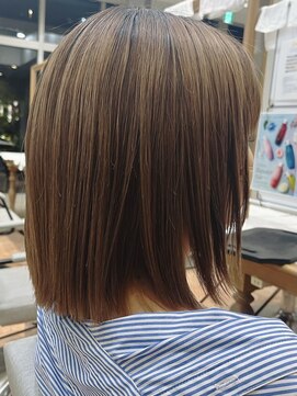 フェリア(feliah) 【フェリア柏の葉】ミディアムレイヤー/切りっぱなしボブ